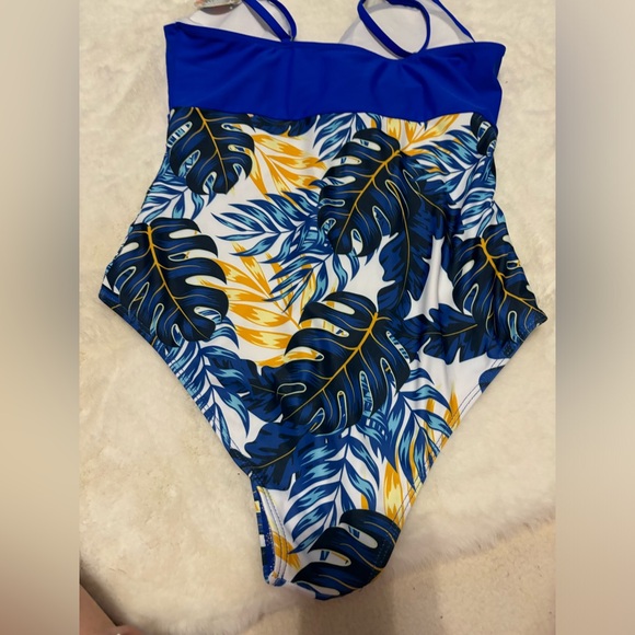 NWT. Women’s swim suit. Size medium - Picture 2 of 5